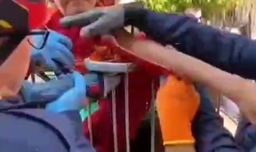 Adana'da sokakta oyun oynayan çocuğun koluna korkuluk demiri saplandı