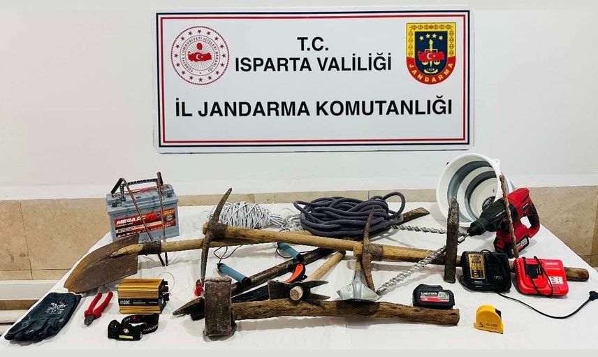 Isparta'da jandarmadan izinsiz kazılara operasyon: 30 sikke ve Osmanlı kılıcı bulundu