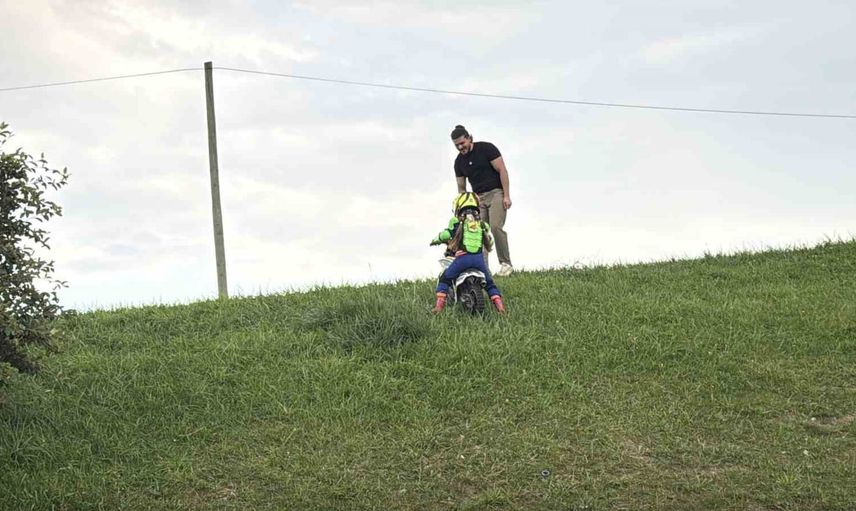 Tepeleri aşan hayal: beş yaşındaki İkra'nın motosiklet serüveni