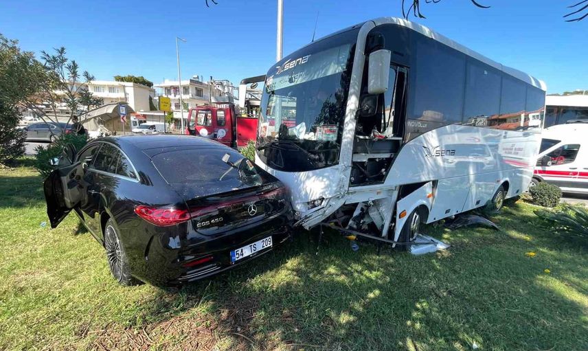Alanya'nın d-400 kavşağında çarpışma: kaza anı kamerada, 2 yaralı
