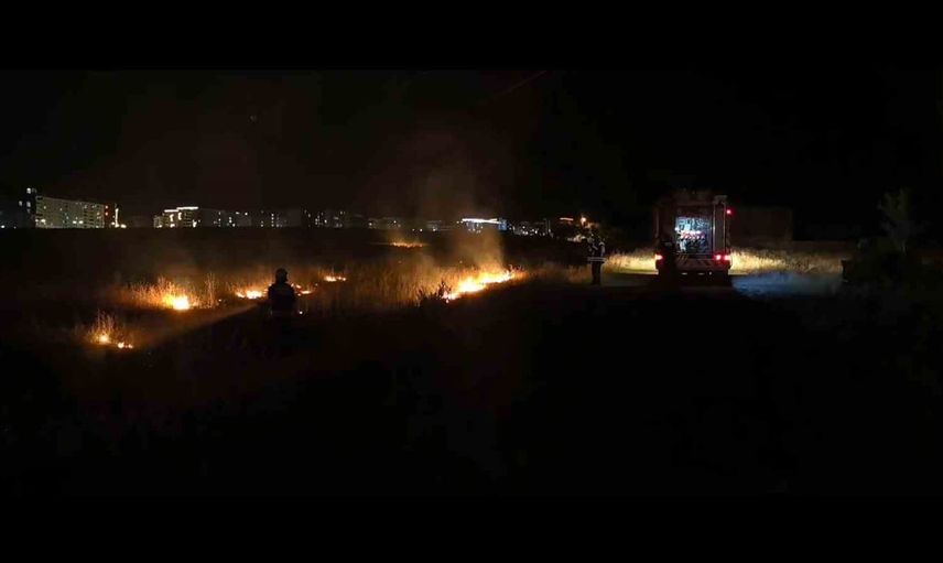 Çat yolu'nda tekrar alevlenen kuru ot yangını hızlı müdahaleyle söndürüldü
