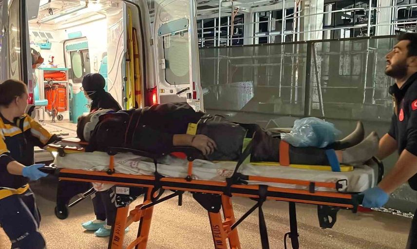 Gece yarısı kavşağında çarpışma kamerada: üç kişi yaralandı