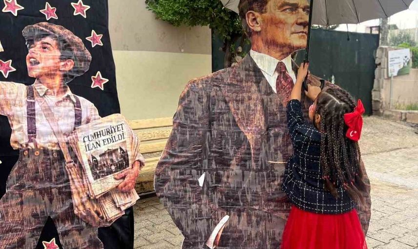 Cumhuriyet töreninde yağmura aldırmadan Atatürk'ü koruyan küçük yürek