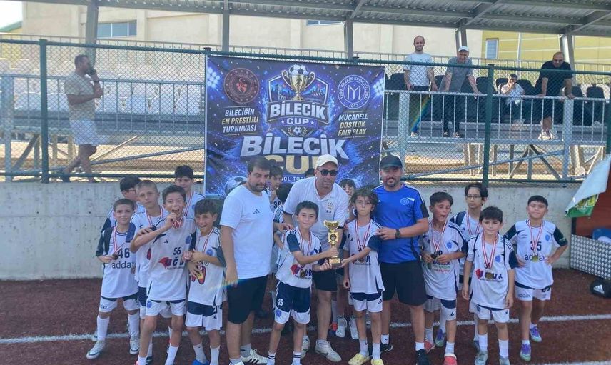 Küçük futbolcular sahne aldı: Balkan Termik kupanın sahibi oldu