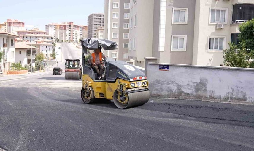 Mahallede yıllardır çözülemeyen yol sorunu asfaltla giderildi