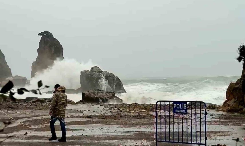 Amasra’da deniz kabardı, kayalıklara çarpan dalgalar 10 metreyi buldu