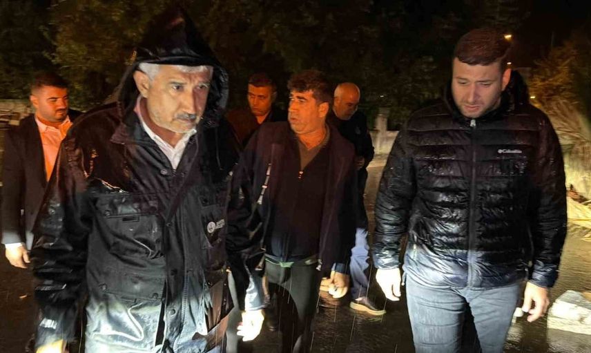 Kahta'da sağanak hayatı aksattı, belediye ekipleri gece boyu sahada