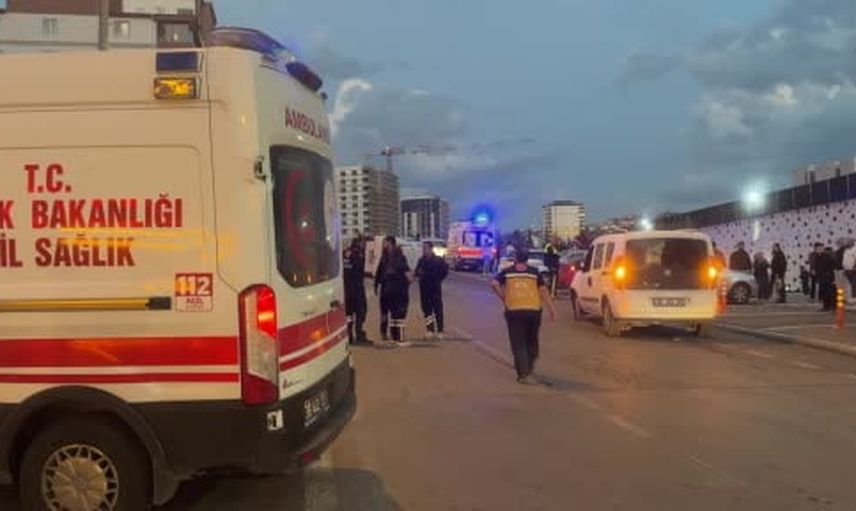 Kayseri'de zincirleme kaza: minibüs park halindeki araca çarpıp yan yattı