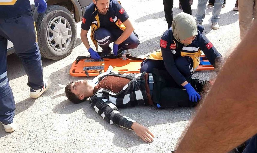 Kavşakta çarpışma: Besni Caddesi'nde bir sürücü yaralandı