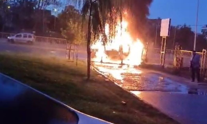 Arnavutköy'de yol ortasında kamyonet alevlere teslim oldu
