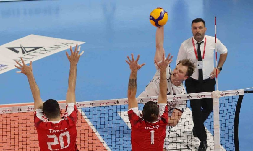 Beş setteki geri dönüşle Altekma ilk haftayı galibiyetle kapattı