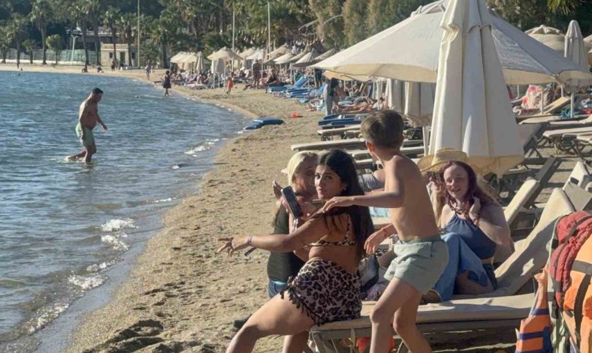 Bodrum'da yaz izleri sürüyor, turistler 32 dereceyi fırsat bildi