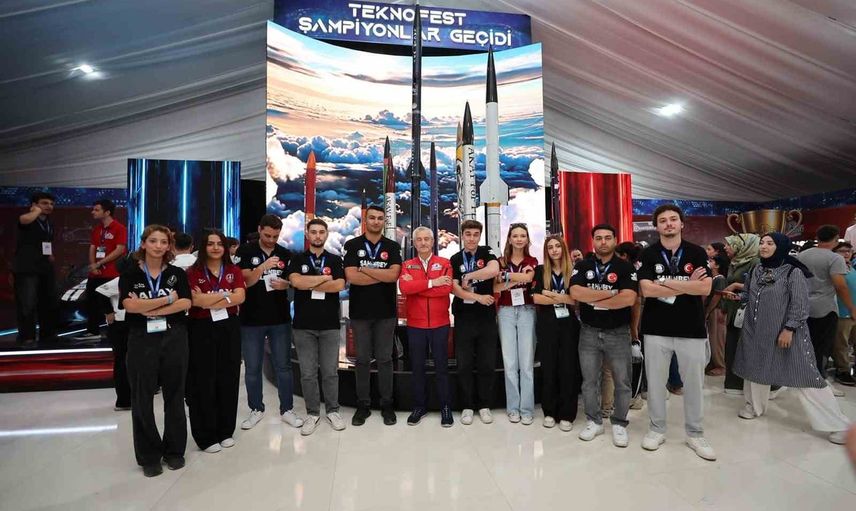 Şanlıurfa'da teknoloji rüzgârı: gençler TEKNOFEST Güneydoğu'da projelerini sergiliyor