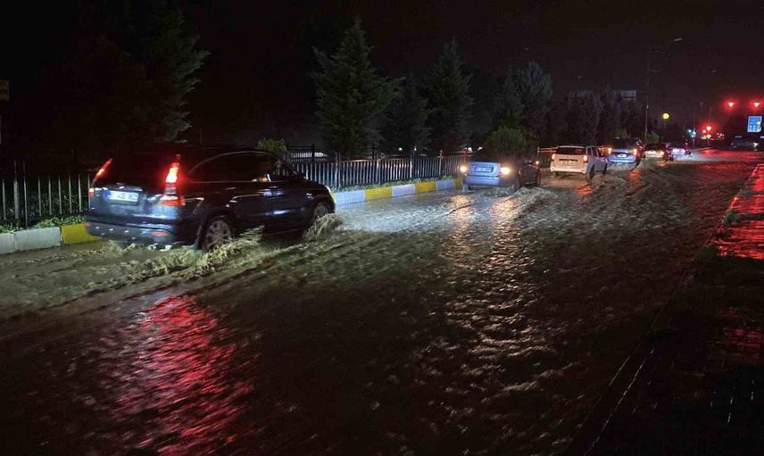 Yazıkonak'ta sağanak sonrası cadde suyla doldu, altyapı yetersizliği öne çıktı