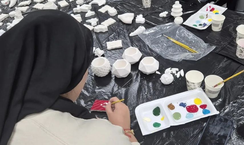 Gençlerin ellerinde seramiğe işlenen cumhuriyet sevgisi