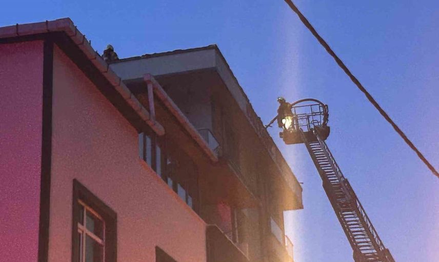 Çatı yangını Ümraniye'de 5 katlı binayı alarma geçirdi
