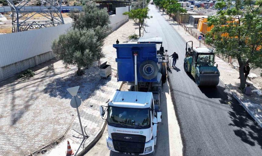Emlakdere’de 2 kilometrelik yol sıcak asfaltla yenilendi