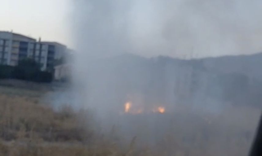 Yüksekova’da boş arazide anız alevlendi, itfaiye büyümesine izin vermedi