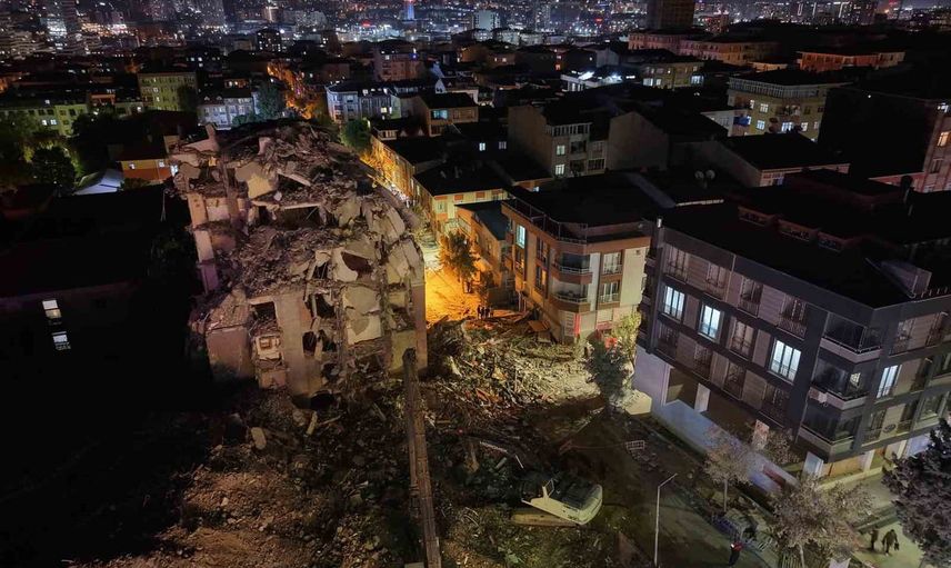 yıkım sırasında kendiliğinden çöken blokta aramalar tamamlandı: 3 yaralı, enkazda kimse yok