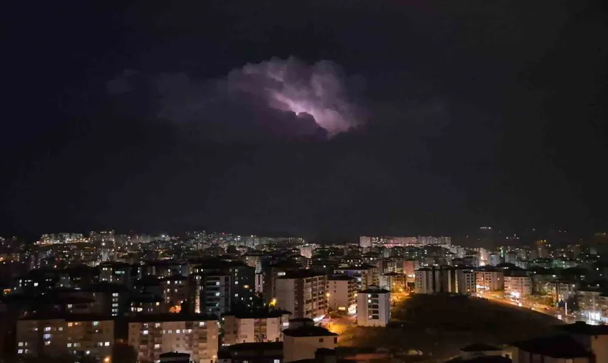 Elazığ semalarında bulutların arasındaki şimşek dansı