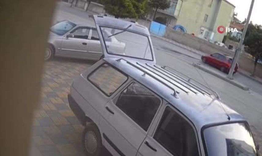 Kayseri'de freni patlayan minibüs taksiyi sürükleyerek elektrik direğine çarptı