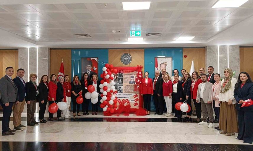 Hastane koridorlarında Cumhuriyet coşkusu miniklere umut oldu