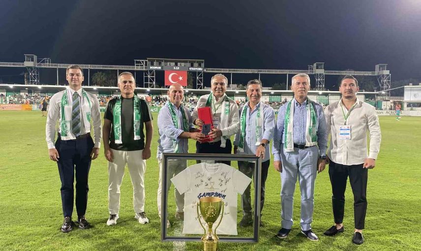 İlk cumhurbaşkanlığı kupasını Bodrum'a taşıyan Yalıkavakspor kentle kutladı