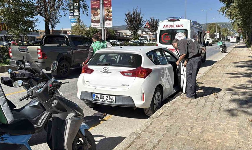 Menteşe'de ışık ihlali iddiası: avm çıkışında motokuryeyle çarpışma