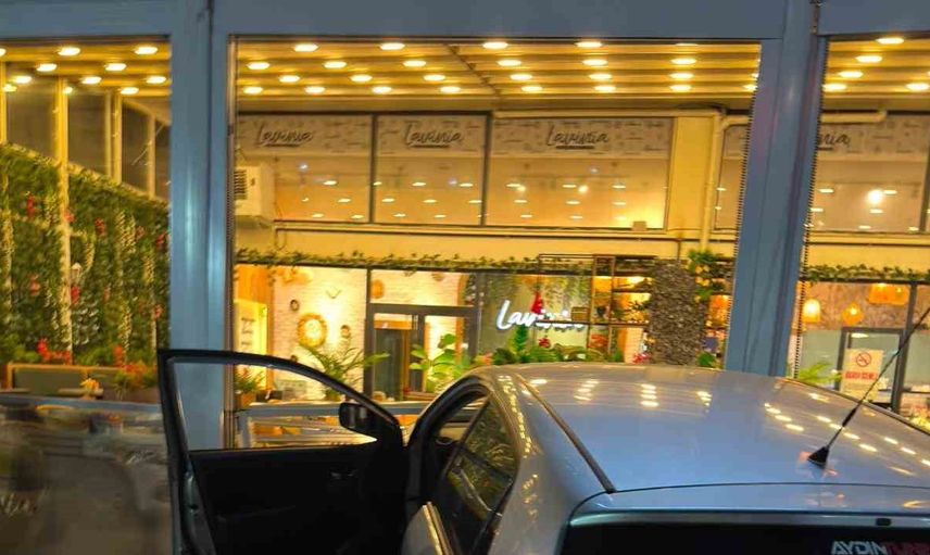Park manevrasında hata: otomobil kafeye girince müşteri yaralandı