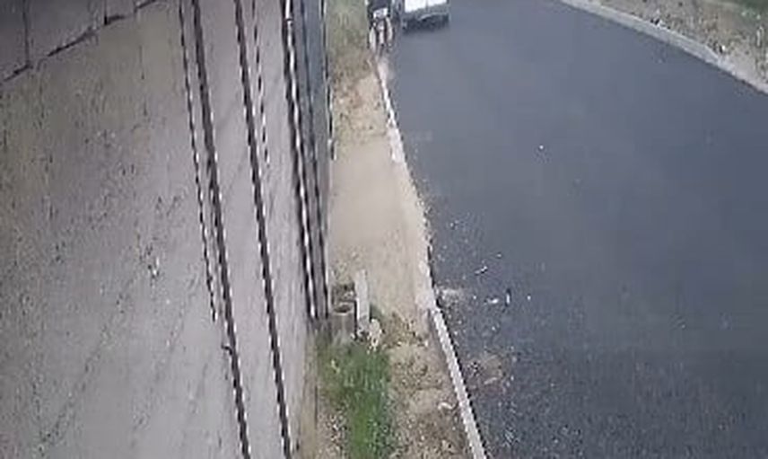 Güvenlik kamerasına yansıdı: Kiledere'de sollama yapan motosiklet şarampole devrildi