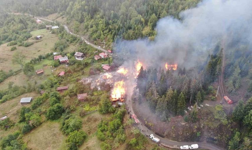 inebolu'da dersökü köyünde çıkan yangın sonrası yardım çalışmaları sürüyor