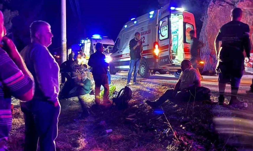 Adrasan yakınlarında tur minibüsü şarampole yuvarlandı: 15 yaralı