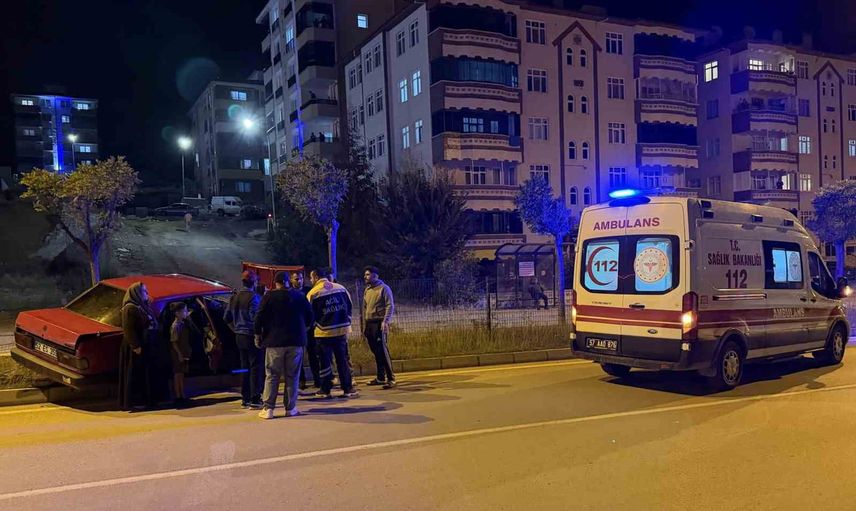 Boyabat'ta refüjdeki ağaca çarpan otomobilde 1 kişi yaralandı