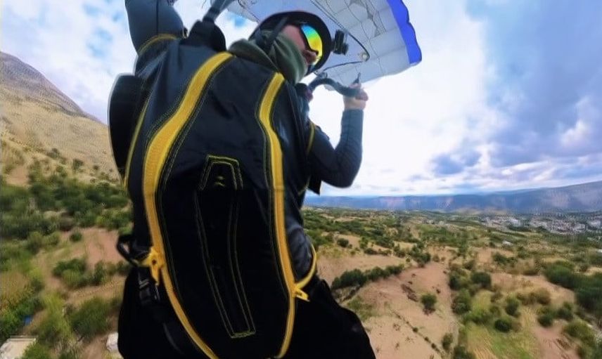 Tut'ta gökyüzünden tarlaya: irlandalı Michael Moran'ın wingsuit atlayışı