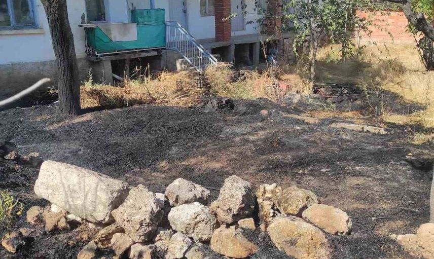 Bahçe yangını ahıra sıçradı, itfaiye evi zarar görmeden müdahale etti