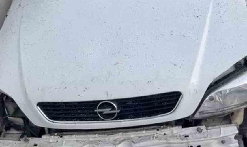 Adanalıoğlu'nda kontrolden çıkan otomobil seranın üzerinden toprak zemine düştü