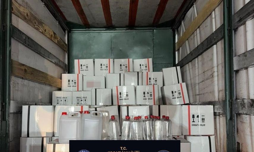 Körfez'de emniyetin düzenlediği operasyonda 2 bin 400 litre etil alkol ele geçirildi