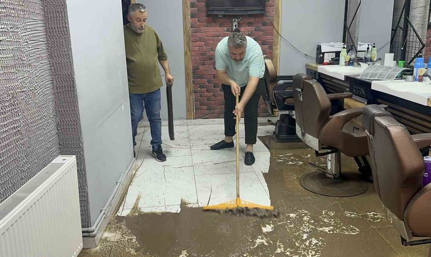 Fatsa'da gece sağanağı yaşamı sekteye uğrattı