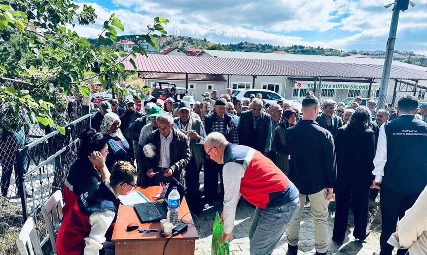 Pazarlar'da üreticilere yüzde 50 hibe ile bordo bulamacı dağıtıldı