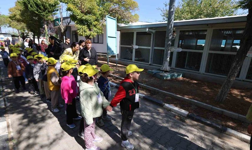 Minikler bakımevinde hayvan sevgisini yerinde öğrendi