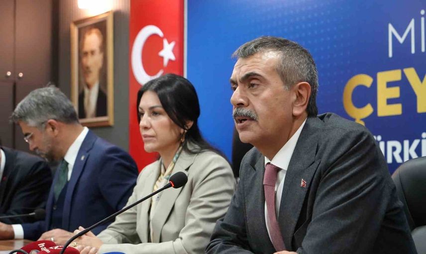 Eğitimdeki ivmeyi savundu: muhalefet sahtecilere sahip çıkmakla suçlandı