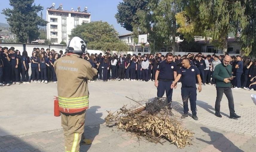 Serinyol Anadolu Lisesi'nde öğrenci ve öğretmenlere uygulamalı yangın eğitimi