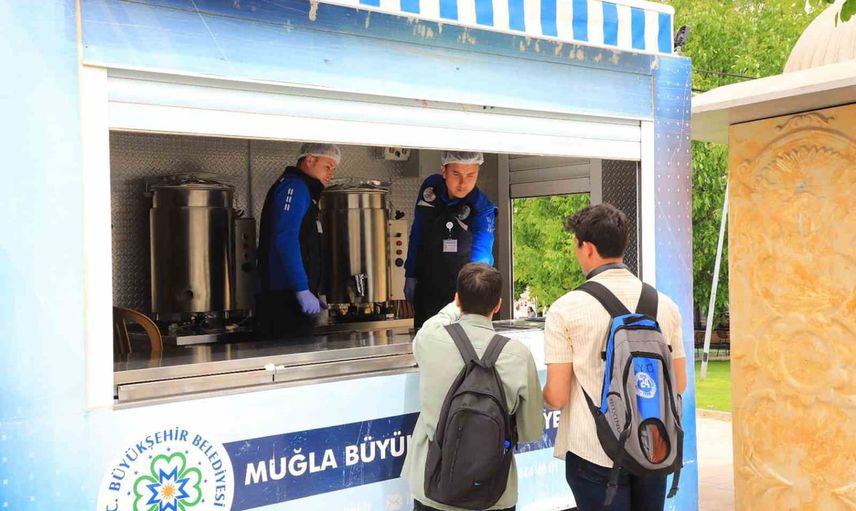 Muğla'da üniversitelilere sabah çorbası uygulaması devam ediyor