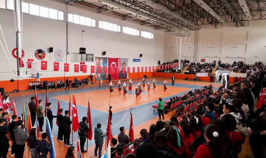 Darende'de öğrencilerin renkli gösterileriyle cumhuriyet coşkusu
