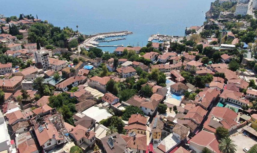Kaleiçi gündüz sakin gece on binlerle canlanan tarihî merkez