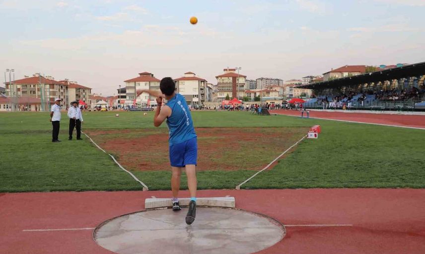 Kütahya'da 30 Ağustos Zafer Kupası'nda U18 atletlerin nefes kesen finali
