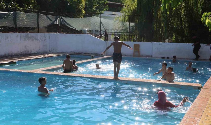 Doğal kaynak suyuyla beslenen havuz Hataylıların serinleme adresi