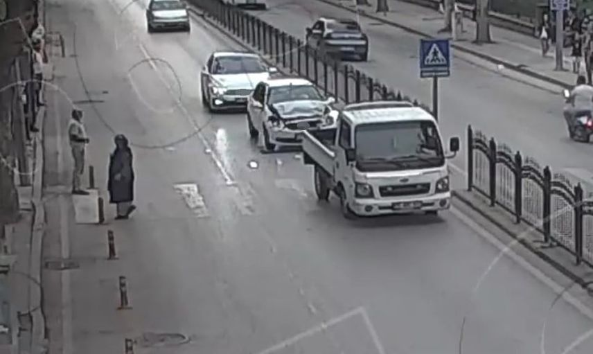 Yaya için duran kamyonete arkadan çarpan otomobilde yolcu yaralandı