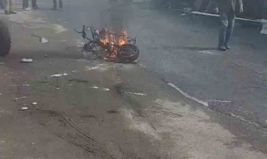 Sanayi sitesindeki kaynak kıvılcımı motosikleti küle çevirdi