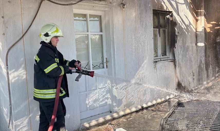 Turgutreis'te teras katında çıkan buzdolabı yangını itfaiye tarafından söndürüldü